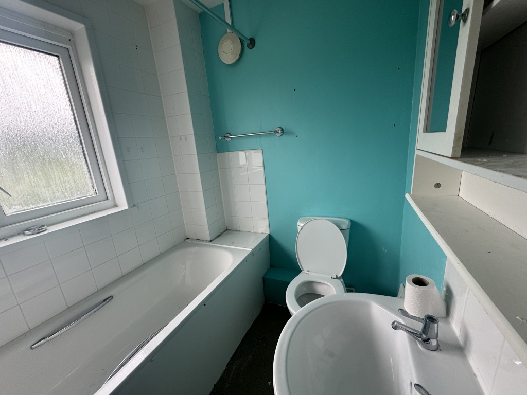 Lot: 127 - END-TERRACE HOUSE FOR IMPROVEMENT - Bathroom
